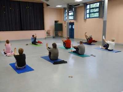 Un cours de yoga de l'association dans la grande salle du Rexy